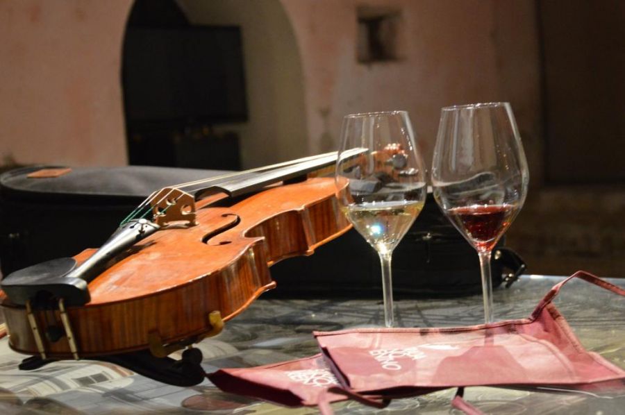 Al tramonto cavalieri e vini a Castelli diVini