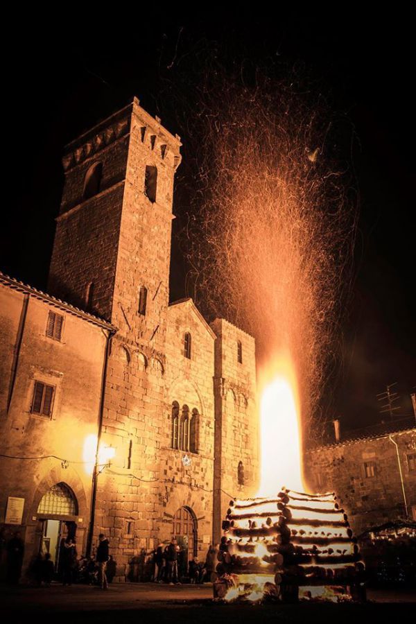Si rinnova una delle più antiche feste del fuoco italiane
