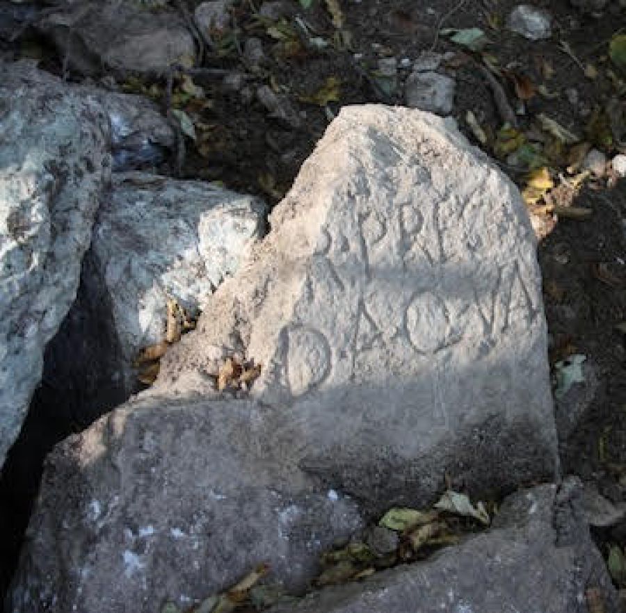 Antica stele romana tra i muretti a secco della Valpolicella