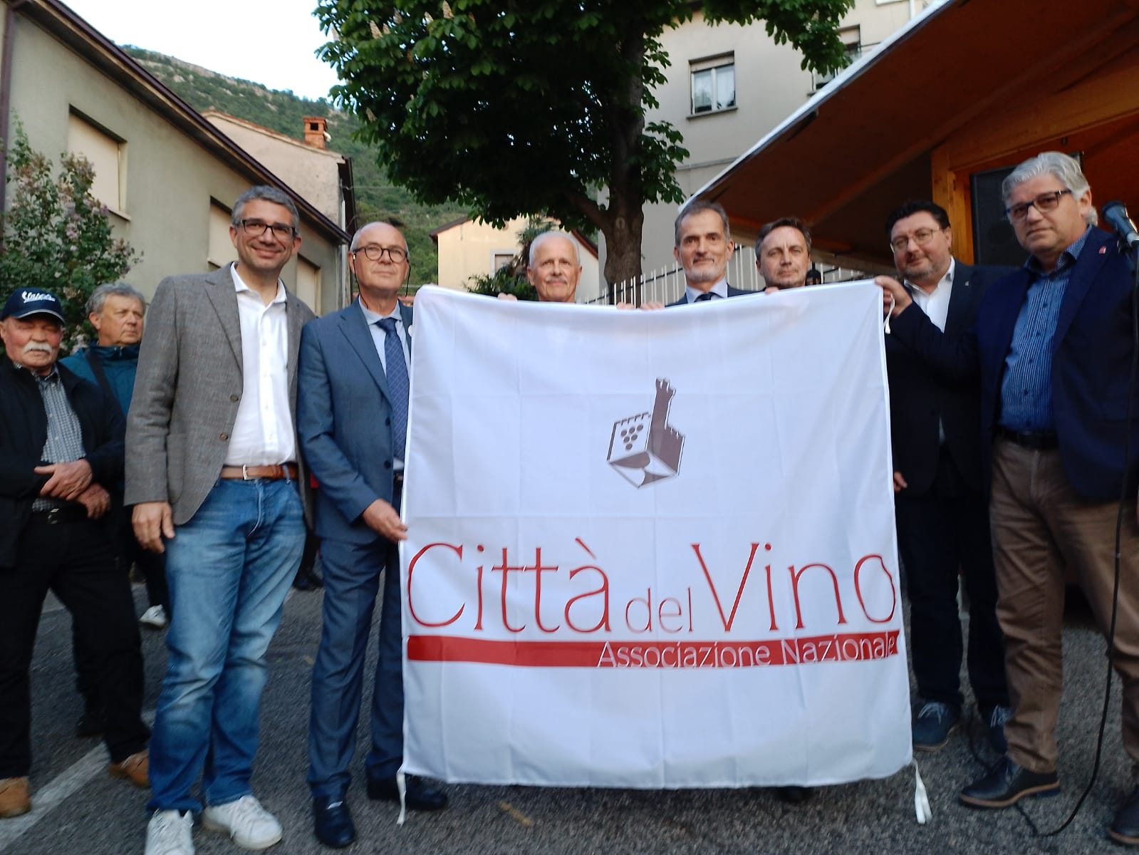Consegnata ufficialmente la bandiera delle Città del Vino al Comune di San Dorligo della Valle - Dolina