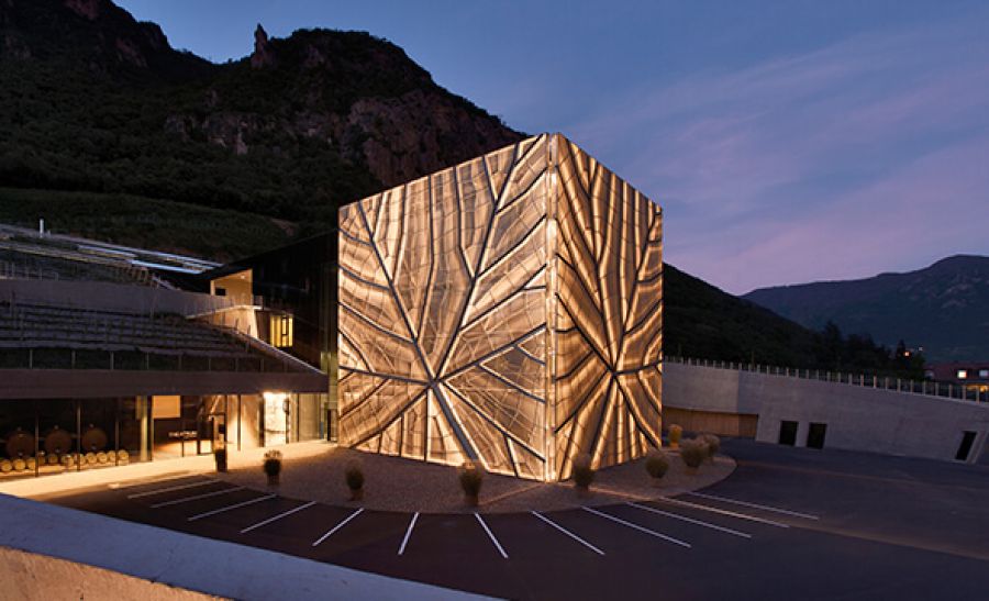 “Architettura in armonia con la natura: Kellerei Bozen”: Cantina Produttori Bolzano (BZ)